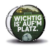 Laden Sie das Bild in den Galerie-Viewer, FUSSBALL ZITAT &quot;WICHTIG IS AUFM PLATZ&quot; (FAN-KOLLEKTION)