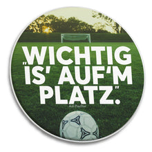 Laden Sie das Bild in den Galerie-Viewer, FUSSBALL ZITAT &quot;WICHTIG IS AUFM PLATZ&quot; (FAN-KOLLEKTION)