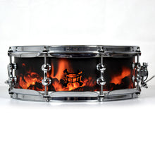 Laden Sie das Bild in den Galerie-Viewer, Einzelstück: &quot;Pommerenke&quot; Snare mit Design, 13x5&quot;